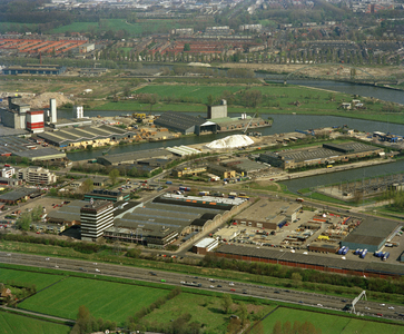805584 Luchtfoto van een deel van het industrieterrein Lage Weide te Utrecht met op de voorgrond de A2 en links het ...